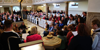 Kindergarten und Kigo singen dem neuen Pfarrer