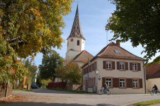 Gemeindehaus Windsfeld mit der St. Gangolf-Kirche im Hintergrund
