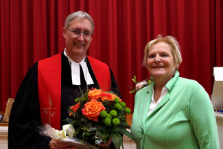 Vertrauensfrau Meier gratuliert dem neuen Dekan