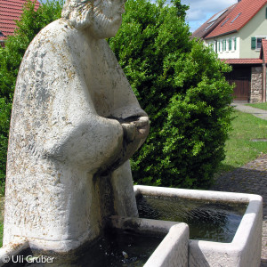Christus-Brunnen am Friedhof vor der St. Peter und Paul Kirche (geschaffen von Ulrich Winter)
