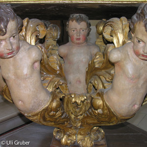 Putten unter dem Taufstein in der St. Peter und Paul Kirche