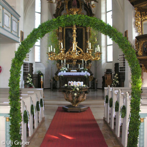 Innenansicht der St. Peter und Paul Kirche Dittenheim mit Buchsbogen